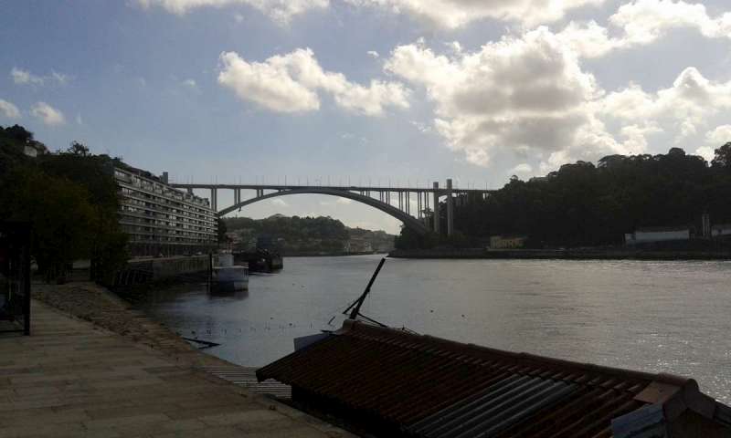 Ponte Arrábida - jeden z mostů přes řeku Douro