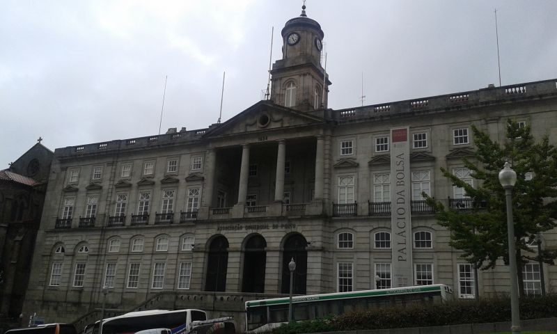 Palácio da Bolsa hostí burzu cenných papírů. Budova byla postavena v roce 1842.