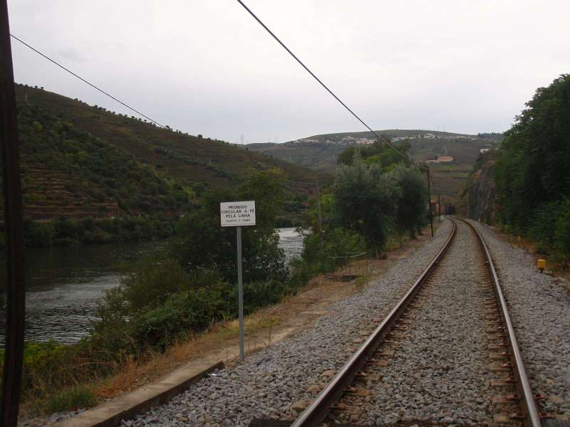 Železnice vede podél řeky Douro