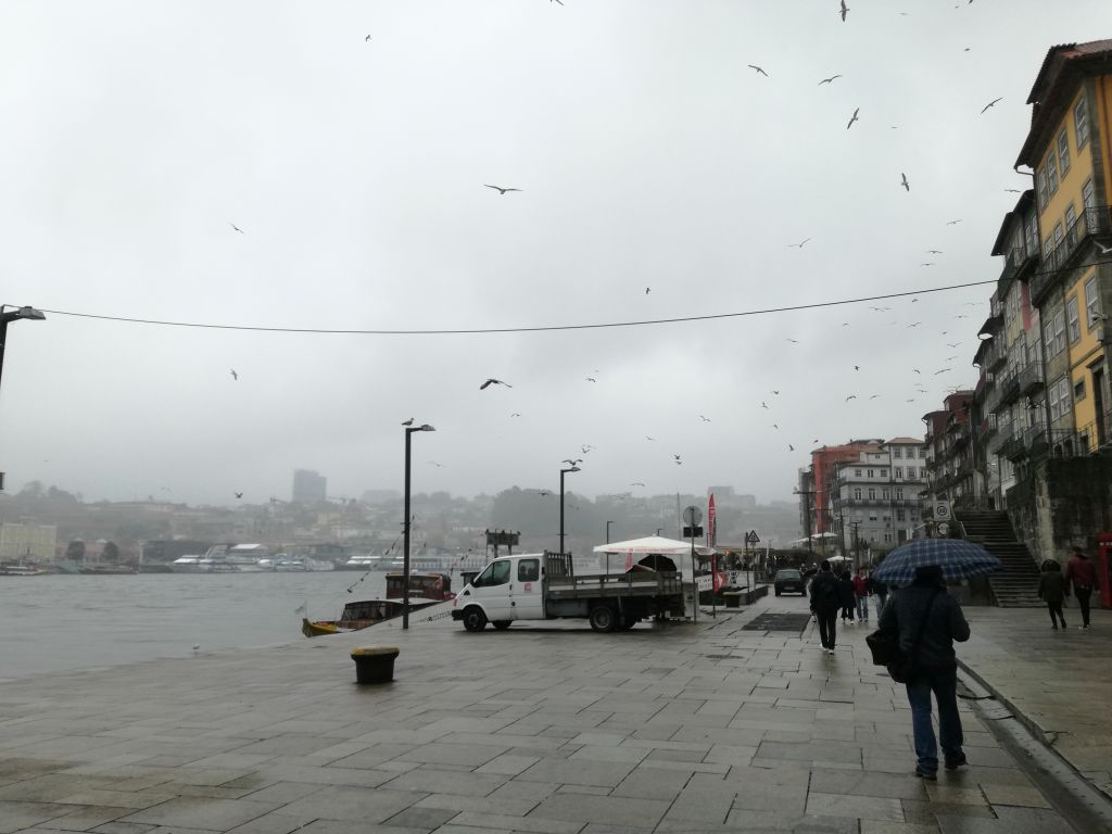 Tomu lze říct docela pošmourné odpoledne. Ribeira, Porto.