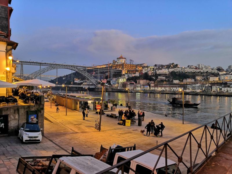 Přemítám si v hlavě, jak příjemná byla procházka v prosinci 2019 po podvečerní Ribeiře kolem řeky Douro. Nyní je tam liduprázdno.