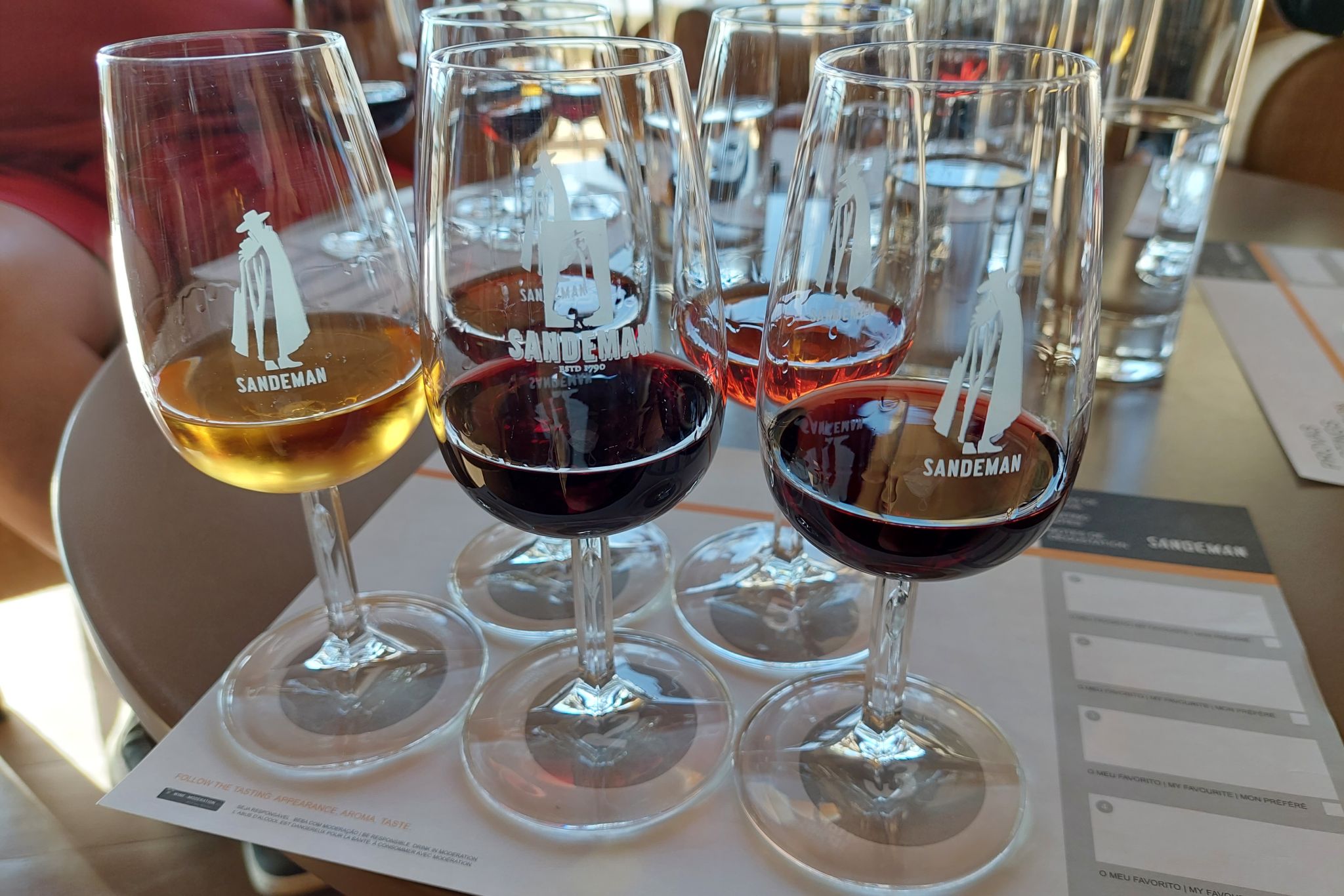 Portské víno ve sklenicích Sandeman na Quinta do Seixo