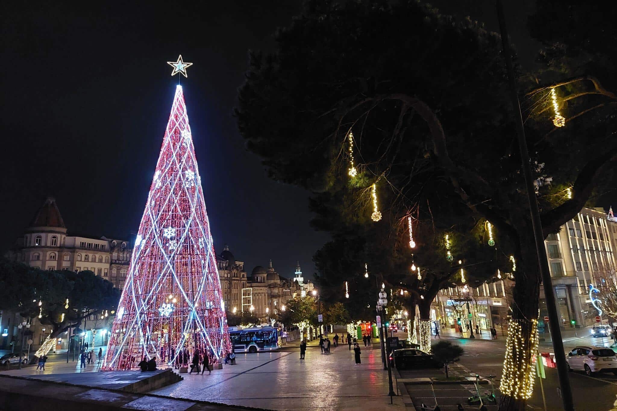 Vánoční strom na náměstí Aliados v Portu před radnicí v roce 2023
