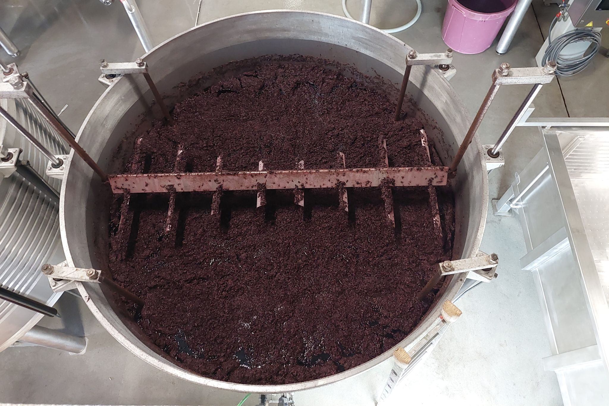 Nerezová lagar s rmutem uvnitř ve vinařství Quevedo